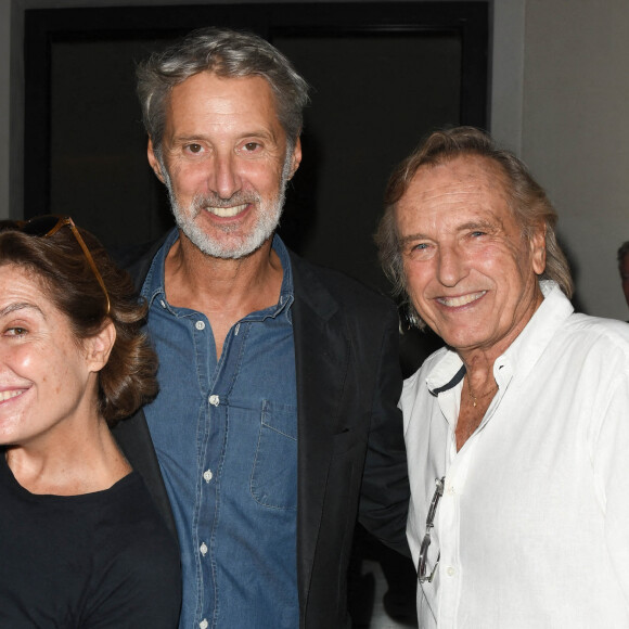 Exclusif - Daphné Roulier avec son mari Antoine de Caunes et Alexandre Arcady - Dédicace du roman de Sacha Sperling "Le fils du pêcheur" à l'Hôtel Costes à Paris. Le 6 septembre 2021. © Coadic Guirec/Bestimage