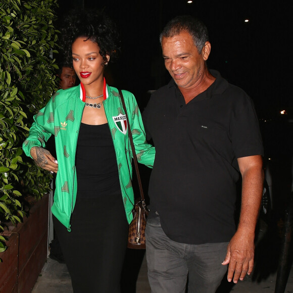 Rihanna et son père Ronald Fenty à Santa Monica. Le 29 juin 2014.