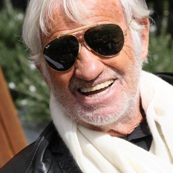 Jean-Paul Belmondo prend un bain de soleil en terrasse du Grand Hôtel à Cannes. Le 24 février 2015