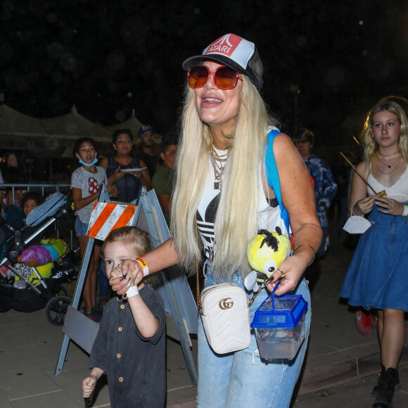 Tori Spelling, son mari Dean McDermott et leurs enfants Stella, Liam, Hattie, Finn et Beau sont allés à la fête foraine "Malibu Chili Cook-Off" à Los Angeles. Le 6 septembre 2021.