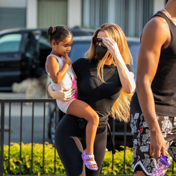 Exclusif - Khloé Kardashian et Tristan Thompson se retrouvent pour accompagner leur fille True à un cours de danse dans le quartier de Calabasas à Los Angeles le 23 aout 2021.