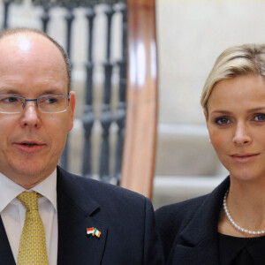 Le prince Albert de Monaco et sa femme Charlene en visite officielle à Dublin, le 5 avril 2011