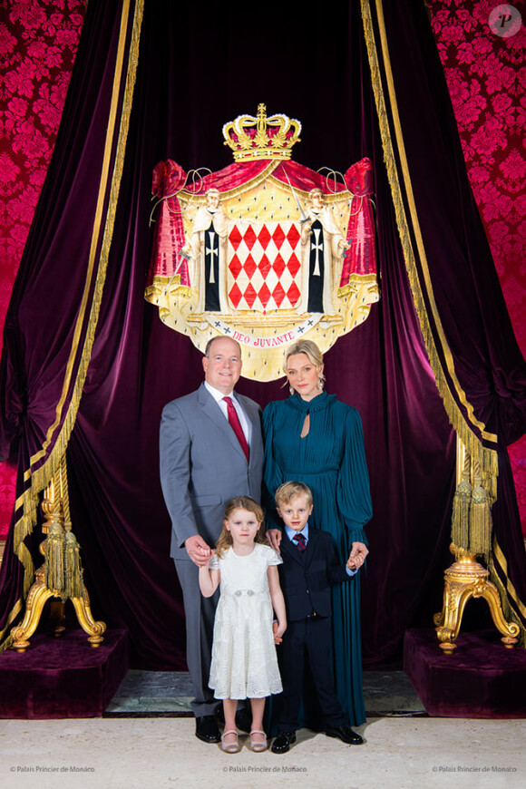 Le prince Albert de Monaco, son épouse Charlene et leurs enfants Jacques et Gabriella posent pour une nouvelle photo officielle au palais princier. Le 1er décembre 2019.