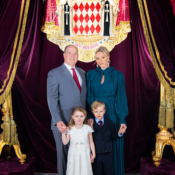 Le prince Albert de Monaco, son épouse Charlene et leurs enfants Jacques et Gabriella posent pour une nouvelle photo officielle au palais princier. Le 1er décembre 2019.