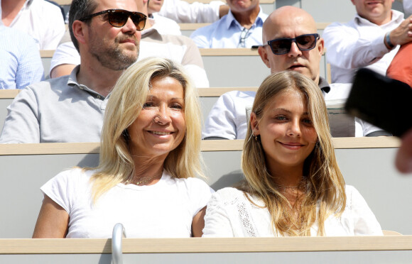 Natty Belmondo et sa fille Stella Belmondo dans les tribunes lors des internationaux de tennis de Roland-Garros à Paris, France, le 3 juin 2019. © Jacovides-Moreau/Bestimage