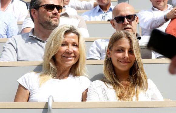 Natty Belmondo et sa fille Stella Belmondo dans les tribunes lors des internationaux de tennis de Roland-Garros à Paris, France, le 3 juin 2019. © Jacovides-Moreau/Bestimage