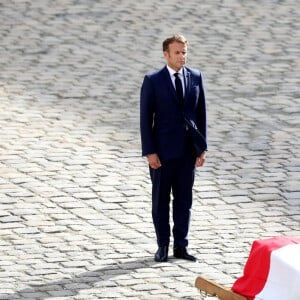 Emmanuel Macron devant le cercueil de Jean-Paul Belmondo - Cérémonie d'hommage national à Jean-Paul Belmondo à l'Hôtel des Invalides à Paris. Le 9 septembre 2021. © Dominique Jacovides/Bestimage