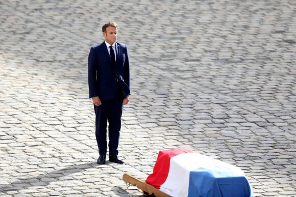 Emmanuel Macron devant le cercueil de Jean-Paul Belmondo - Cérémonie d'hommage national à Jean-Paul Belmondo à l'Hôtel des Invalides à Paris. Le 9 septembre 2021. © Dominique Jacovides/Bestimage