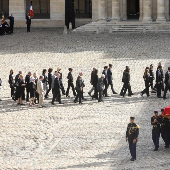 Le cercueil de Jean-Paul Belmondo et les membres de la famille, Patricia Belmondo, Alain Belmondo, Luana, Stella, Annabelle, Paul, Alessandro, Victor, Florence, Giacomo, Olivier, Muriel Belmondo, Elodie Constantin, Pierre Vernier, Natty Tardivel Belmondo - Cérémonie d'hommage national à Jean-Paul Belmondo à l'Hôtel des Invalides à Paris, le 9 septembre 2021. © Dominique Jacovides/Bestimage