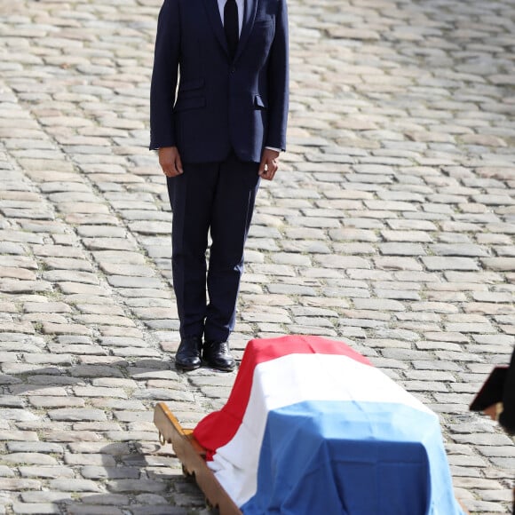 Le président de la République française, Emmanuel Macron devant le cercueil de l'acteur français Jean-Paul Belmondo lors de la cérémonie d'hommage national à Jean-Paul Belmondo à l'Hôtel des Invalides à Paris, France, le 9 septembre 2021. © Dominique Jacovides/Bestimage 