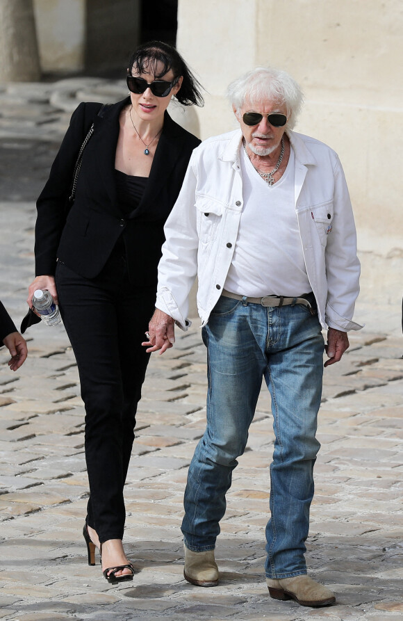 Hugues Aufray et sa compagne Muriel lors de la cérémonie d'hommage national à Jean-Paul Belmondo à l'Hôtel des Invalides à Paris, France. © Dominique Jacovides/Bestimage 