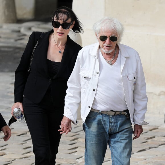 Hugues Aufray et sa compagne Muriel lors de la cérémonie d'hommage national à Jean-Paul Belmondo à l'Hôtel des Invalides à Paris, France. © Dominique Jacovides/Bestimage 