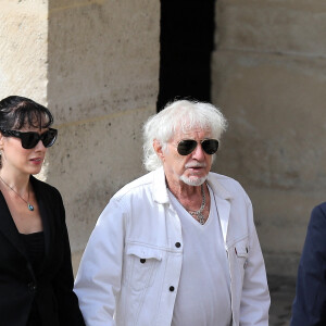 Hugues Aufray et sa compagne Muriel lors de la cérémonie d'hommage national à Jean-Paul Belmondo à l'Hôtel des Invalides à Paris, France, le 9 septembre 2021. © Dominique Jacovides/Bestimage 