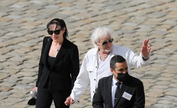 Hugues Aufray et sa compagne Muriel lors de la cérémonie d'hommage national à Jean-Paul Belmondo à l'Hôtel des Invalides à Paris, France, le 9 septembre 2021. © Dominique Jacovides/Bestimage 