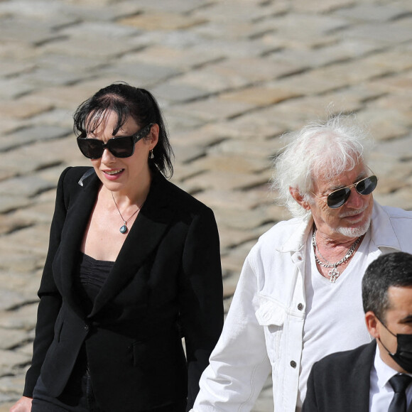 Hugues Aufray et sa compagne Muriel lors de la cérémonie d'hommage national à Jean-Paul Belmondo à l'Hôtel des Invalides à Paris, France, le 9 septembre 2021. © Dominique Jacovides/Bestimage 