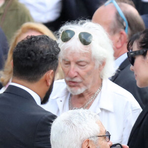 Sami Naceri, Hugues Aufray, sa compagne Muriel, et Jean-Claude Darmon lors de la cérémonie d'hommage national à Jean-Paul Belmondo à l'Hôtel des Invalides à Paris, France, le 9 septembre 2021. © Dominique Jacovides/Bestimage 