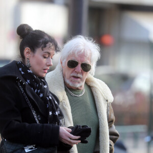 Hugues Aufray et sa compagne Muriel à l'arrivée aux obsèques de Thierry Séchan au cimetière du Montparnasse à Paris. Le 16 janvier 2019