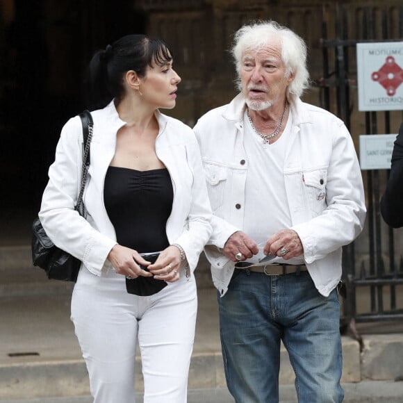 Hugues Aufray et sa compagne Muriel - Obsèques de Jean-Paul Belmondo en en l'église Saint-Germain-des-Prés, à Paris, le 10 septembre 2021. 