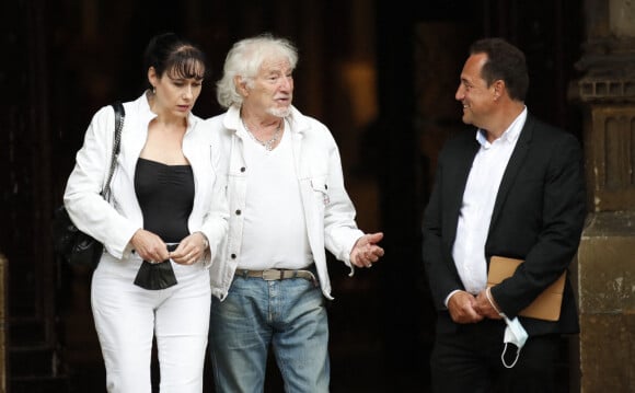 Hugues Aufray et sa compagne Muriel - Obsèques de Jean-Paul Belmondo en en l'église Saint-Germain-des-Prés, à Paris le 10 septembre 2021.