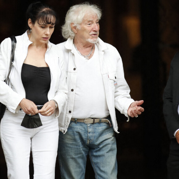 Hugues Aufray et sa compagne Muriel - Obsèques de Jean-Paul Belmondo en en l'église Saint-Germain-des-Prés, à Paris le 10 septembre 2021.