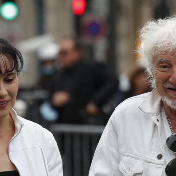 Hugues Aufray et sa compagne Muriel - Obsèques de Jean-Paul Belmondo en en l'église Saint-Germain-des-Prés, à Paris le 10 septembre 2021. 