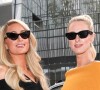 Les soeurs Paris et Nicky Hilton arrivent à la soirée d'ouverture de la Revolve Gallery, lors de la Fashion Week de New York. Le 9 septembre 2021.