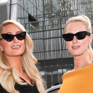 Les soeurs Paris et Nicky Hilton arrivent à la soirée d'ouverture de la Revolve Gallery, lors de la Fashion Week de New York. Le 9 septembre 2021.