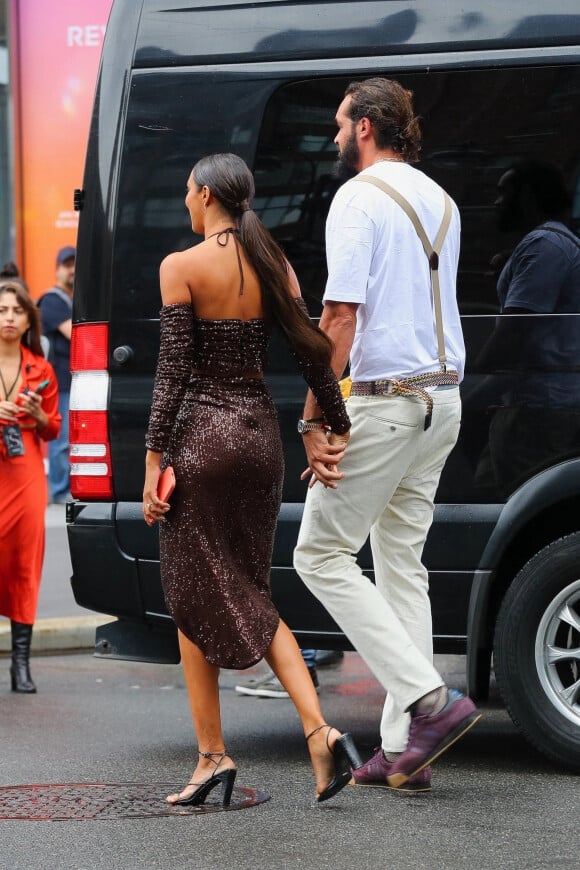 Lais Ribeiro et son fiancé Joakim Noah arrivent à la soirée d'ouverture de la Revolve Gallery, lors de la Fashion Week de New York. Le 9 septembre 2021.