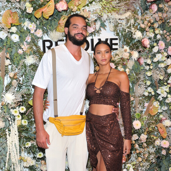 Joakim Noah et Lais Ribeiro assistent à la soirée d'ouverture de la Revolve Gallery, lors de la Fashion Week de New York. Le 9 septembre 2021.