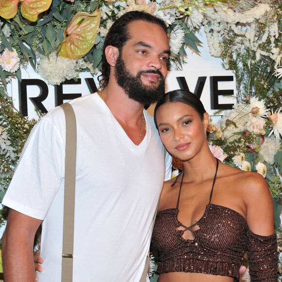 Joakim Noah et Lais Ribeiro assistent à la soirée d'ouverture de la Revolve Gallery, lors de la Fashion Week de New York.