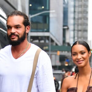 Joakim Noah et Lais Ribeiro assistent à la soirée d'ouverture de la Revolve Gallery, lors de la Fashion Week de New York. Le 9 septembre 2021.