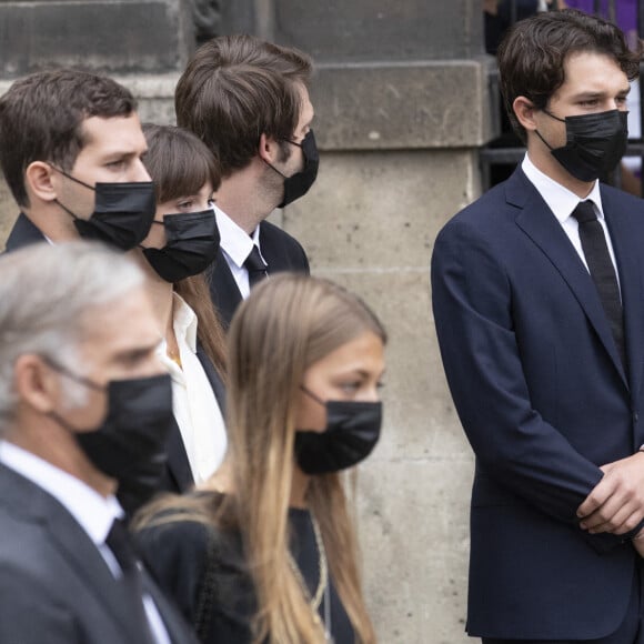 Victor, Annabelle, Alessandro, Giacomo, Stella et Paul Belmondo - Obsèques de Jean-Paul Belmondo en en l'église Saint-Germain-des-Prés, à Paris le 10 septembre 2021. © Cyril Moreau / Bestimage 