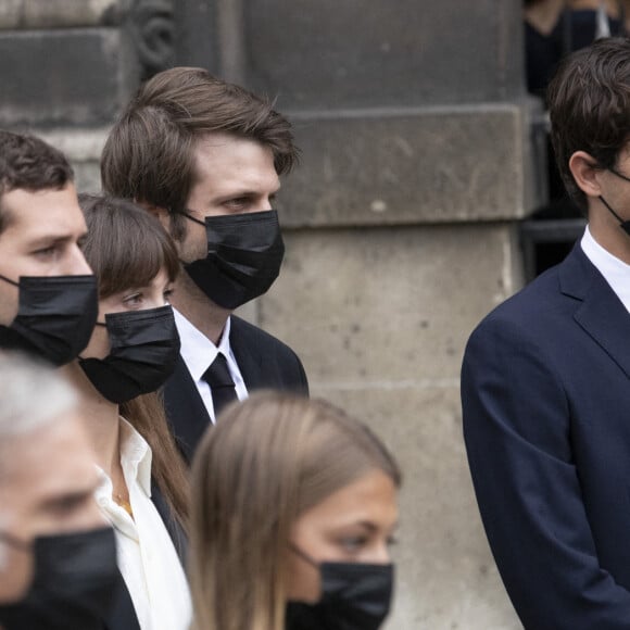 Victor, Annabelle, Alessandro, Giacomo, Stella et Paul Belmondo - Obsèques de Jean-Paul Belmondo en en l'église Saint-Germain-des-Prés, à Paris le 10 septembre 2021. © Cyril Moreau / Bestimage 