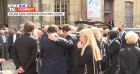 Paul et Luana Belmondo réconfortant leurs trois fils, Alessandro, Victor et Giacomo, lors des obsèques de Jean-Paul Belmondo en l'église Saint-Germain-des-Près.