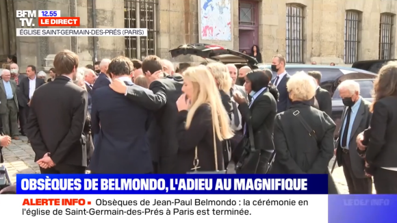 Paul et Luana Belmondo réconfortant leurs trois fils, Alessandro, Victor et Giacomo, lors des obsèques de Jean-Paul Belmondo en l'église Saint-Germain-des-Près.