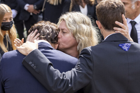 Giacomo Belmondo, Luana Belmondo et Victor Belmondo - Sorties - Obsèques de Jean-Paul Belmondo en l'église Saint-Germain-des-Prés, à Paris le 10 septembre 2021. © Cyril Moreau / Bestimage 