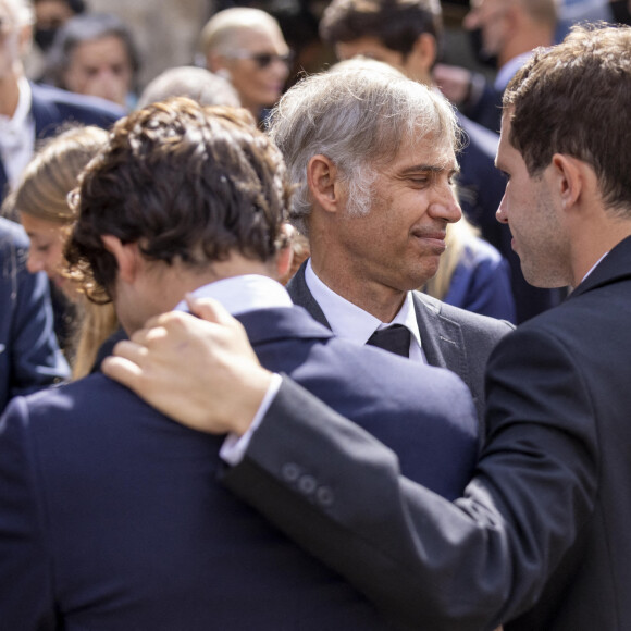 Paul Belmondo, Giacomo et Victor Belmondo - Sorties - Obsèques de Jean-Paul Belmondo en l'église Saint-Germain-des-Prés, à Paris le 10 septembre 2021. © Cyril Moreau / Bestimage 