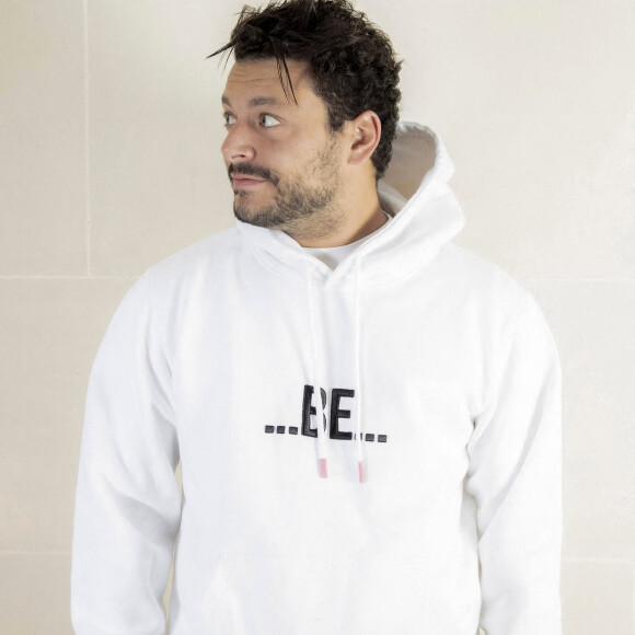 Exclusif - Rendez-vous avec Kev Adams pour le lancement de la vente de hoodies de la marque Be (de Sandra Sisley) au profit de l'association "Princesse Margot", fondée par Muriel Hattab, en faveur des enfants malades du cancer. Paris, le 27 Août 2021 © Jack Tribeca / Bestimage 