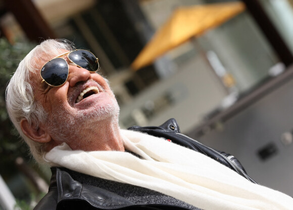 Exclusif - Jean-Paul Belmondo prend un bain de soleil en terrasse du Grand Hôtel à Cannes. 