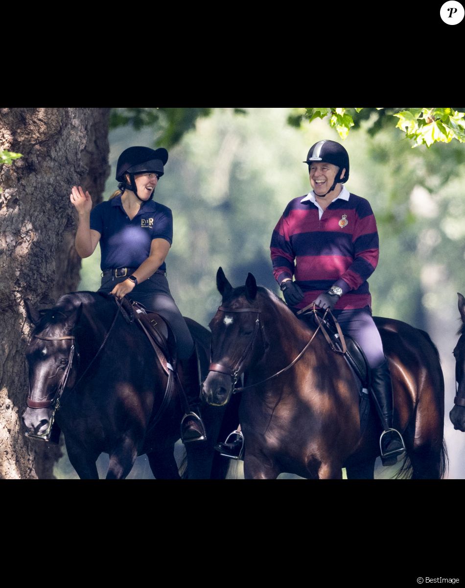Le prince Andrew se promène à cheval de bon matin à Windsor, le 23 juillet 2021, date à laquelle il aurait pu fêter son 35 ème anniversaire de mariage avec S. Ferguson.