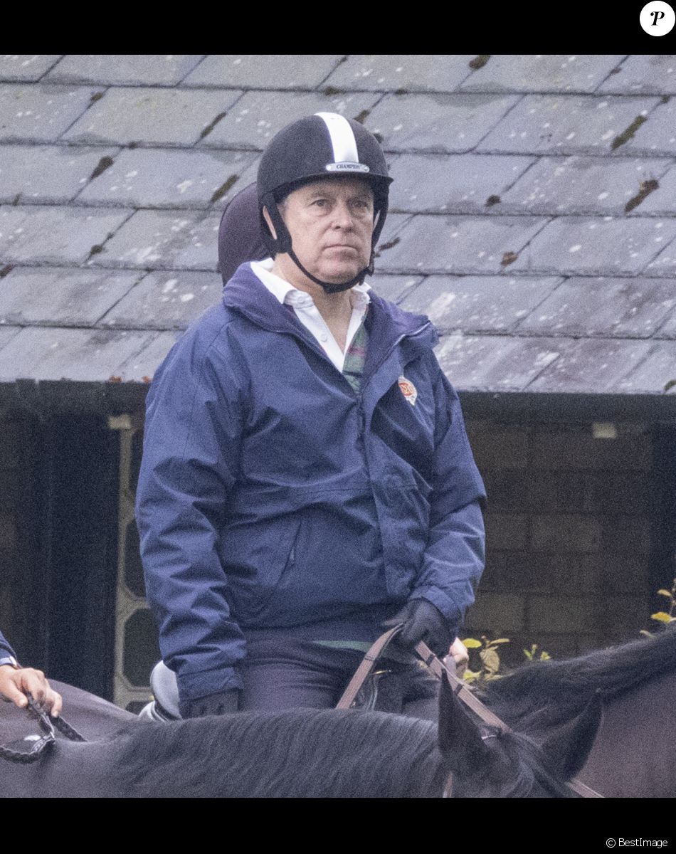 Le prince Andrew, duc d'York, se promène à cheval de bon matin à Windsor, le 28 juin 2021.