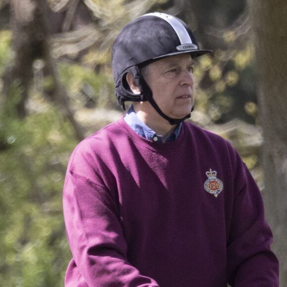 Le prince Andrew, duc d'York, s'est rendu aujourd'hui au château de Windsor pour faire une promenade à cheval avec deux palefreniers, au Royaume Uni, le 7 mai 2021. 