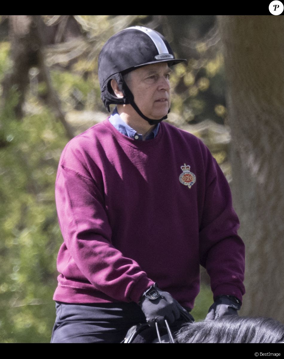 Le prince Andrew, duc d'York, s'est rendu aujourd'hui au château de Windsor pour faire une promenade à cheval avec deux palefreniers, au Royaume Uni, le 7 mai 2021.