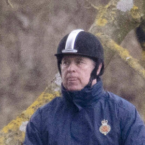 Le prince Andrew, duc d'York, lors d'une promenade à cheval dans le parc de Windsor. Le 7 avril 2021 