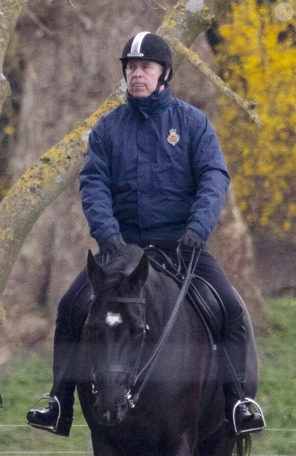 Le prince Andrew, duc d'York, lors d'une promenade à cheval dans le parc de Windsor. Le 7 avril 2021 