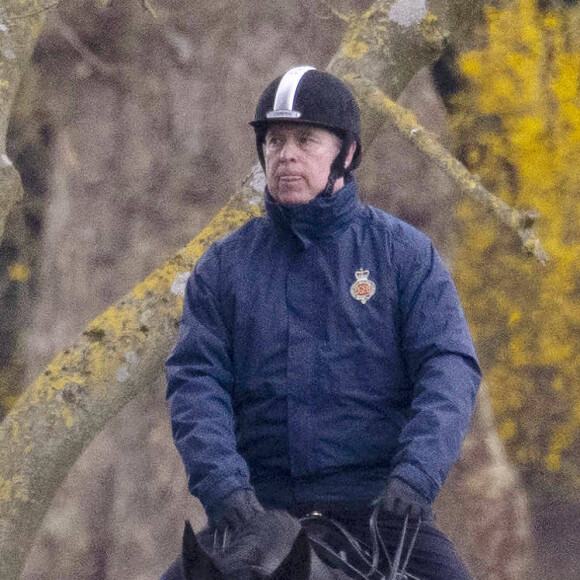 Le prince Andrew, duc d'York, lors d'une promenade à cheval dans le parc de Windsor. Le 7 avril 2021 