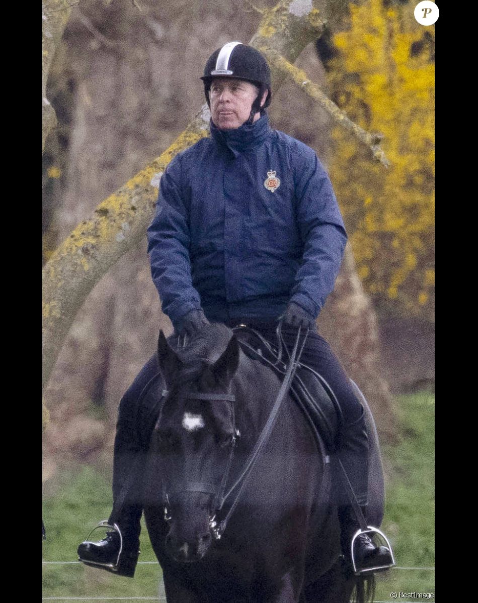 Le prince Andrew, duc d'York, lors d'une promenade à cheval dans le parc de Windsor. Le 7 avril 2021