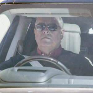 Le prince Andrew, duc d'York conduit sa voiture à Windsor le 23 avril 2021. 