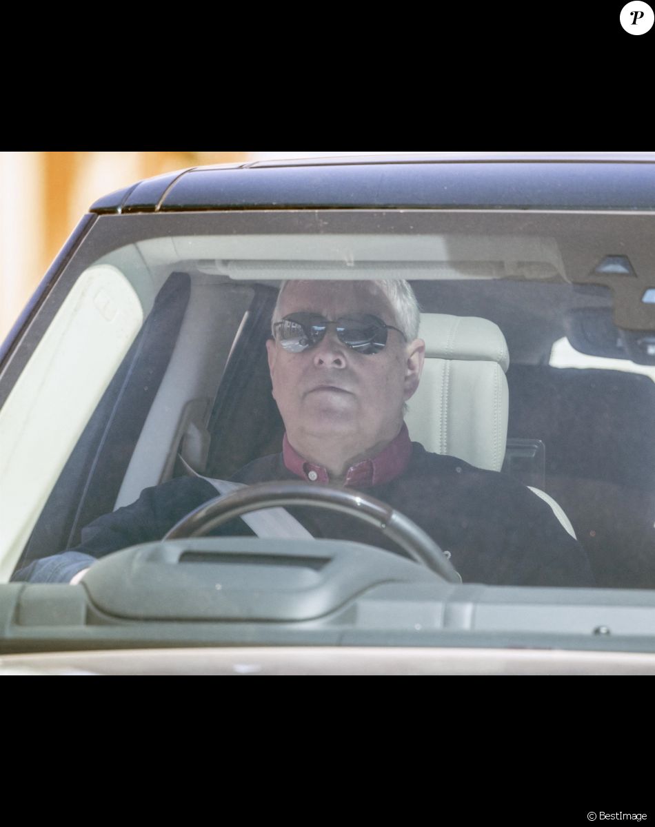 Le prince Andrew, duc d'York conduit sa voiture à Windsor le 23 avril 2021.