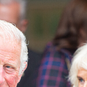 Le prince Charles, prince de Galles, et Camilla Parker Bowles, duchesse de Cornouailles, visitent le "Ballater Community and Heritage Hub" à Ballater où ils ont dévoilé une plaque inaugurale. Le 31 août 2021. 